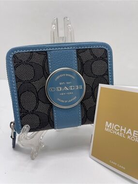 Coach Lonnie Small Zip Around Wallet in Signature Jasquard
Print
NWT